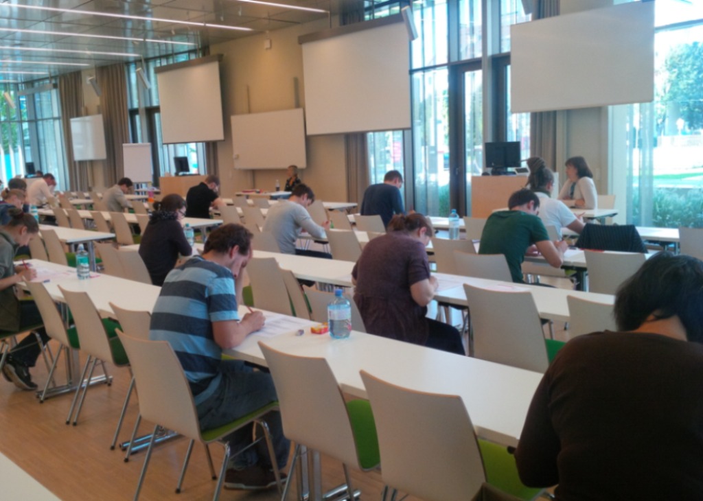 Kandidaten während der schriftlichen Prüfung zum EDAIC Part I am 19.09.2015 in Salzburg