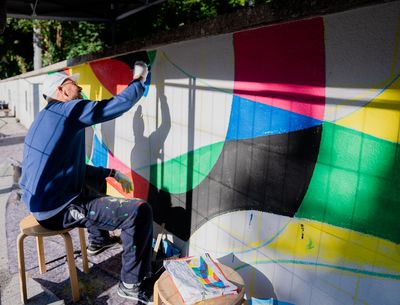 Farben aus Musik zieren Mauer beim Uniklinikum Campus LKH