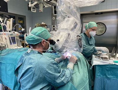 Mikrochirurgische Eingriffe im Ohr und am Kehlkopf mit 3D-Bildern
