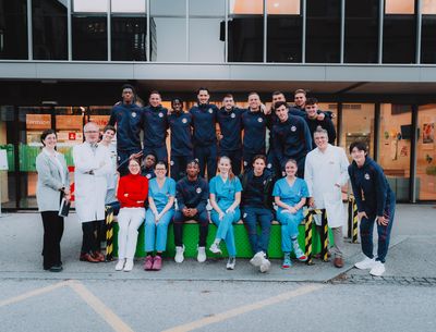 Die Red Bull-Fußballer auf Weihnachtsbesuch im Kinderspital