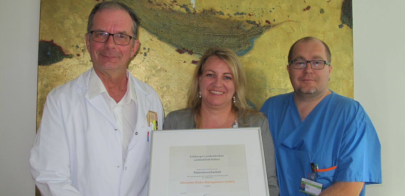 v.l.n.r.: Freuen sich über die Auszeichnung: Prim. Dr. Michael Reschen (Ärztlicher Direktor Maria Schmidbauer, MSc, Christian Golser - (Risikmanager LK Hallein)