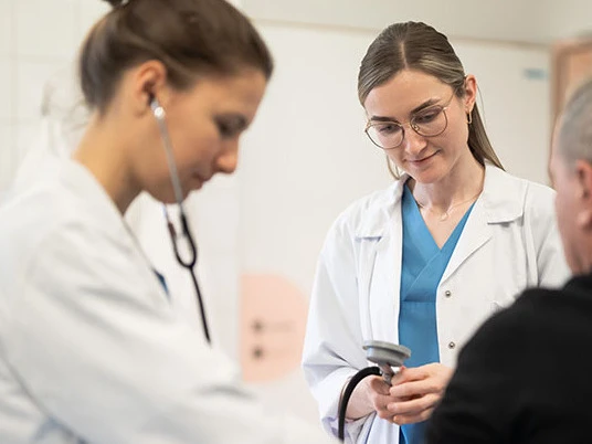 Assistenzärztinnen behandeln einen Patienten - Arztausbildung in den SALK