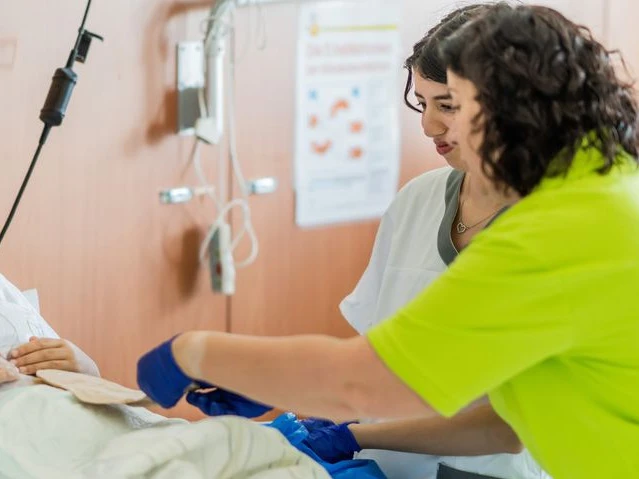 SchülerInnen üben am Krankenbett unter Anleitung - Weiterbildung Praxisanleitung