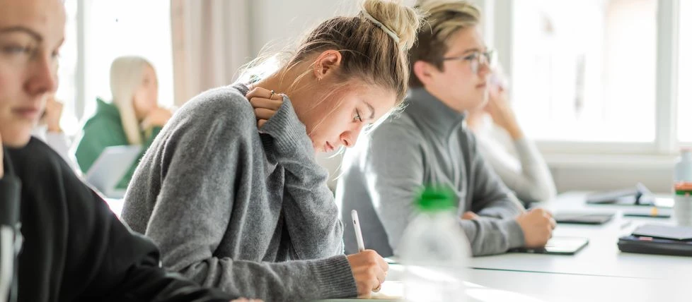 Schülerin im Unterricht beim konzentrierten Lernen - die Schule für Gesundheits- und Krankenpflege der SALK