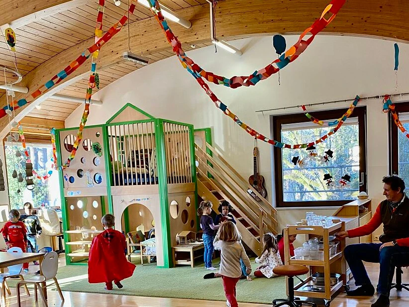 Betreuung der Kindergartengruppe Mitarbeiter-Kindergarten: Karriere im Gesundheitsbereich mit pädagogischem Fokus