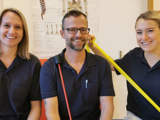 PhysiotherapeutInnen der SALK mit Trainingsgeräten im Behandlungsraum – Karriere im medizinisch-therapeutischen Bereic