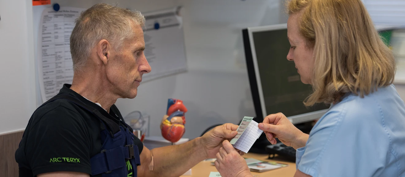 Patient bei der Entlassung aus dem Krankenhaus