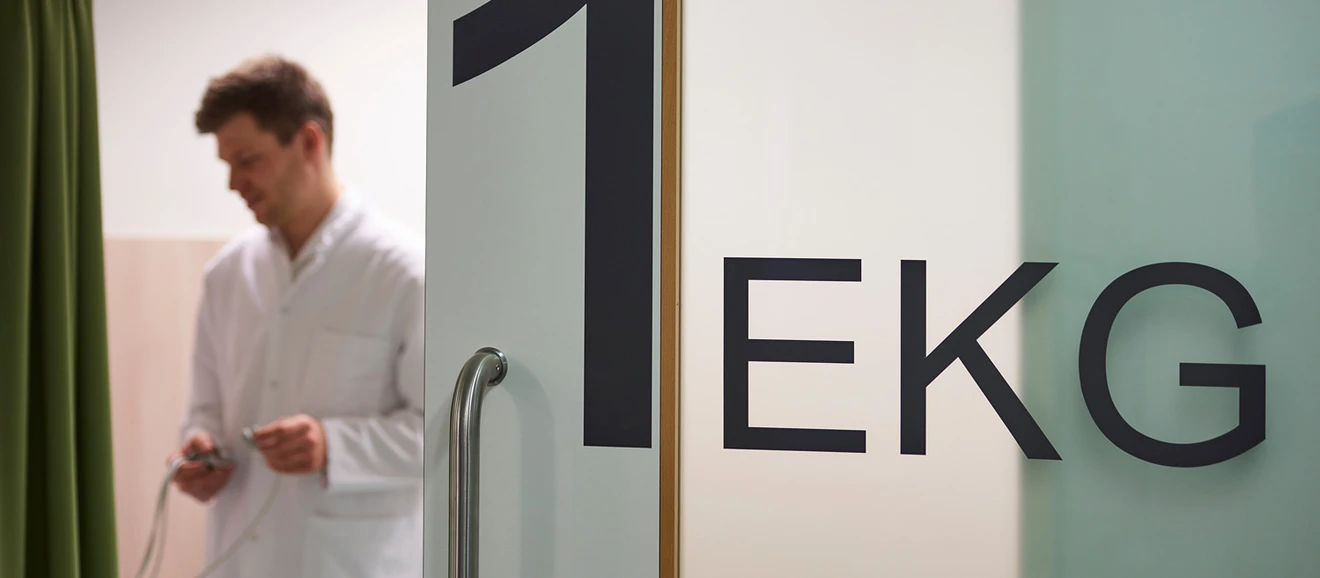 Ein Arzt wartet in einem Behandlungszimmer auf Patienten