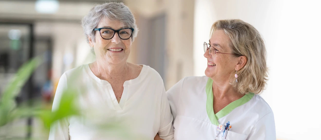 Pflegekraft mit Patientin